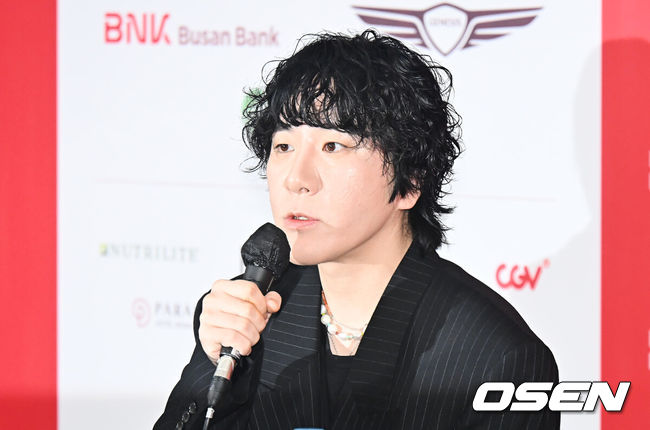 [OSEN=부산, 이석우 기자] 19일 부산 해운대구 영화의전당 비프힐에서 제30회 부산국제영화제 영화 ‘굿뉴스’ 기자회견이 열렸다.변성현 감독, 배우 설경구, 홍경, 야마다 타카유키가 자리했다.변성현 감독이 기자들의 질문에 답하고 있다. 2025.09.19 / foto0307@osen.co.kr