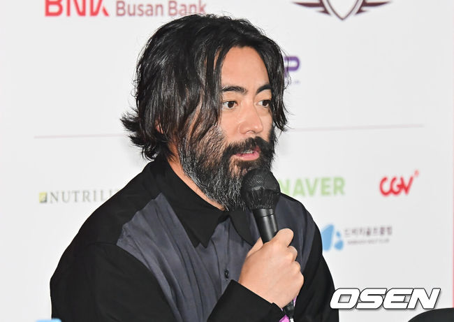 [OSEN=부산, 이석우 기자] 19일 부산 해운대구 영화의전당 비프힐에서 제30회 부산국제영화제 영화 ‘굿뉴스’ 기자회견이 열렸다.변성현 감독, 배우 설경구, 홍경, 야마다 타카유키가 자리했다.야마다 타카유키가 기자들의 질문에 답하고 있다. 2025.09.19 / foto0307@osen.co.kr