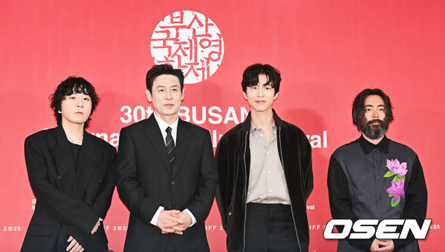 [OSEN=부산, 이석우 기자] 19일 부산 해운대구 영화의전당 비프힐에서 제30회 부산국제영화제 영화 ‘굿뉴스’ 기자회견이 열렸다.변성현 감독, 배우 설경구, 홍경, 야마다 타카유키가 자리했다.변성현 감독과 출연진들이 기자회견을 마치고 포토타임을 갖고 있다. 2025.09.19 / foto0307@osen.co.kr