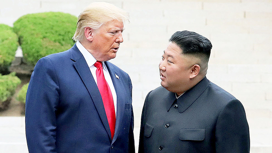  2019년 6월 30일 판문점 군사분계선 북측 지역에서 만나 인사한 뒤 남측 지역으로 이동하는 트럼프 미국 대통령과 김정은 북한 국무위원장. 마크 몽고메리 전 미 해군 소장은 17일(현지시간) ICAS가 주최한 세미나에서 ″김정은이 내년 4월경 전면에 등장하게 될 것″이라고 말했다. 연합뉴스