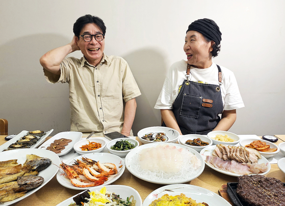강진의 대표 한정식집 ‘예향’에서. 박찬일 셰프 옆의 인물이 남도 밥상의 대가 김정훈씨다.