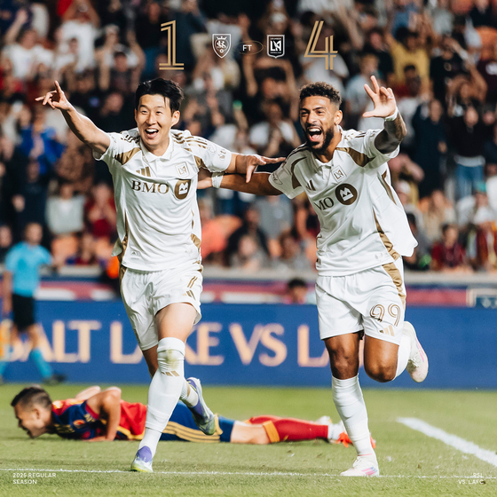 손흥민(왼쪽)이 18일(한국시간) 솔트레이크전에서 MLS 데뷔 후 첫 해트트릭에 성공한 뒤 팀 동료 데니스 부앙가와 함께 기쁨을 나누고 있다. LAFC는 손흥민이 공격포인트를 기록한 5경기에서 단 한 번도 지지 않았다. [사진 LAFC 인스타그램]