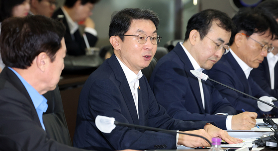 이억원 금융위원장이 19일 오전 서울 영동포구 여의도 중소기업중앙회에서 열린 생잔적 금융 대전환 회의에서 모두 발언을 하고 있다. 뉴스1