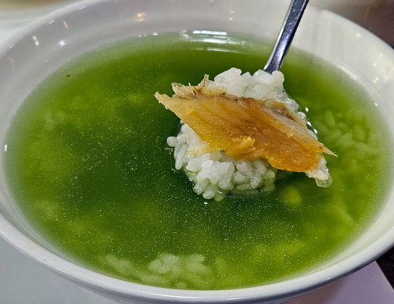 해남 보리굴비 정식 전문 식당 ‘도화지’의 보리굴비. 찻물에 만 밥에 굴비 한 점 올려 먹는다.