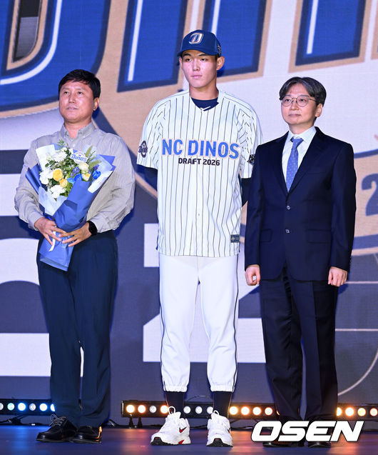 [OSEN=이대선 기자] 17일 오후 7일 오후 서울 롯데호텔 월드에서 ‘2026 KBO 신인 드래프트’가 열렸다.이번 드래프트는 전면 드래프트 방식으로 총 11라운드에 걸쳐 진행된다. 대상자는 총 1천261명으로, 고등학교 졸업 예정자 930명, 대학교 졸업 예정자 216명, 얼리 드래프트 신청자 51명, 해외 아마추어·프로 출신 선수 19명이다. 이 중 최대 110명이 KBO 10개 구단의 부름을 받게 된다.NC에 지명된 유신고 신재인이 기념촬영을 하고 있다. 2025.09.17 /sunday@osen.co.kr