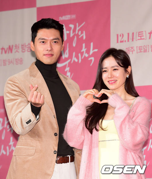 [OSEN=지형준 기자] 9일 오후 서울 광화문 포시즌스호텔에서 tvN 새 토일드라마 ‘사랑의 불시착’ 제작발표회가 열렸다.‘사랑의 불시착’은 어느 날 돌풍과 함께 패러글라이딩 사고로 북한에 불시착한 재벌 상속녀 윤세리(손예진 분)와 그녀를 숨기고 지키다 사랑하게 되는 북한 장교 리정혁(현빈 분)의 절대 극비 로맨스다.배우 현빈, 손예진이 포토타임을 하고 있다. /jpnews@osen.co.kr