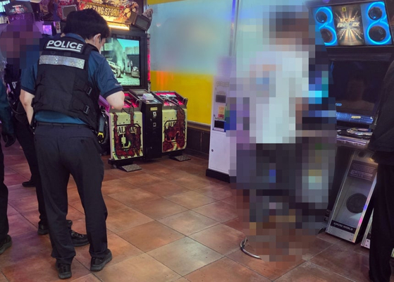 지난 19일 ‘오락실에 실탄이 있다’는 신고를 접수하고 부산 부산진구 한 오락실에 출동한 경찰. 사진 부산경찰청 