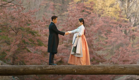 드라마 '미스터 션샤인'(2018)의 한 장면. 애신(김태리)과 유진(이병헌)의 '러브'가 시작되는 이 장면은 안동 만휴정에서 촬영됐다. 유튜브 캡처