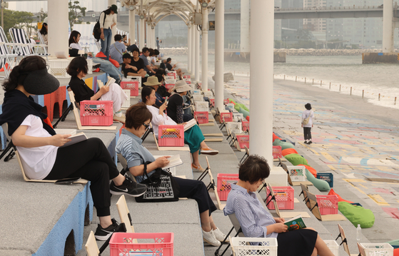 부산시와 부산문화재단이 지난 6월 주최하는 ‘2025 부산바다도서관(Bibliotheca Busan)’ 행사 모습. 송봉근 기자. 