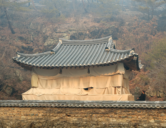 지난 3월 26일 오전 경북 안동시 길안면 만휴정에 방염포가 덮여 있다. 전날 소실된 것으로 추정됐던 만휴정은 방염포 덕분에 다행히 큰 피해를 보지 않았다. 연합뉴스