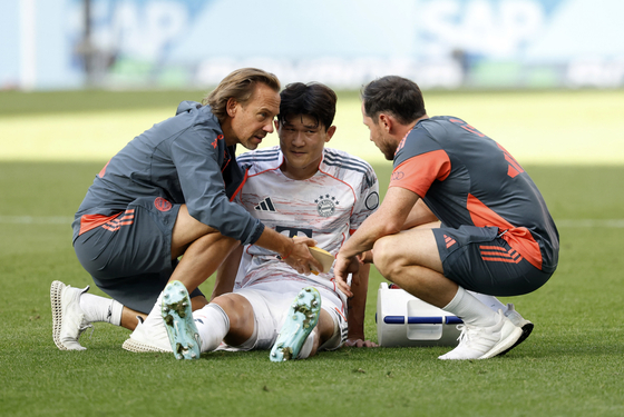 부상으로 그라운드에 주저앉은 김민재(가운데). 로이터=연합뉴스