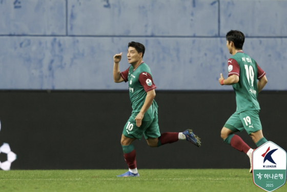 건행 세리머니 펼치는 주민규(왼쪽). 사진 프로축구연맹
