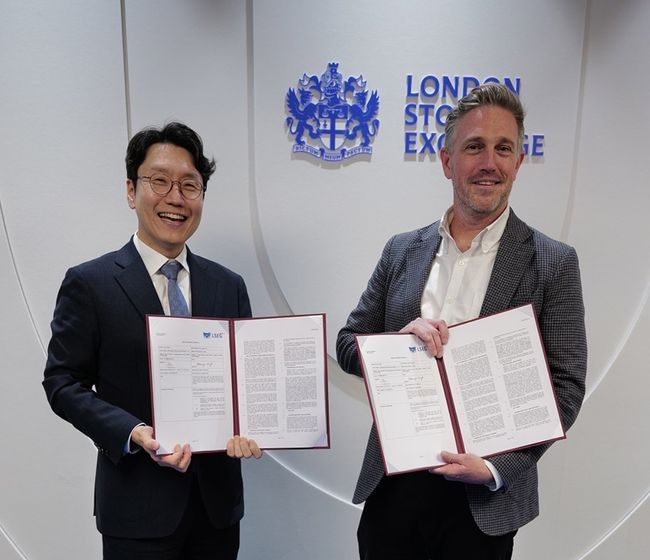 임우형 LG AI연구원 공동 연구원장(왼쪽)과 사이먼 유든 LSEG 퀀트 및 데이터 총괄(Simon Youdon, Head of Real Time, Quant and Economic Data)이 협약서를 보이고 있다.  