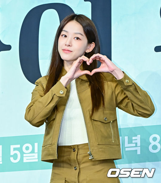 [OSEN=지형준 기자] 4일 오후 서울 구로구 신도림동 더링크서울 호텔에서 JTBC새 금요시리즈‘마이 유스’ 제작발표회가 열렸다.오는5일첫 방송되는‘마이 유스’(극본 박시현,연출 이상엽·고혜진)는 남들보다 늦게 평범한 삶을 시작한 선우해(송중기 분)와 뜻하지 않게 첫사랑의 평온을 깨뜨려야 하는 성제연(천우희 분)의 감성 로맨스를 그린다.배우 이주명이 포토타임을 하고 있다. 2025.09.04 /jpnews@osen.co.kr