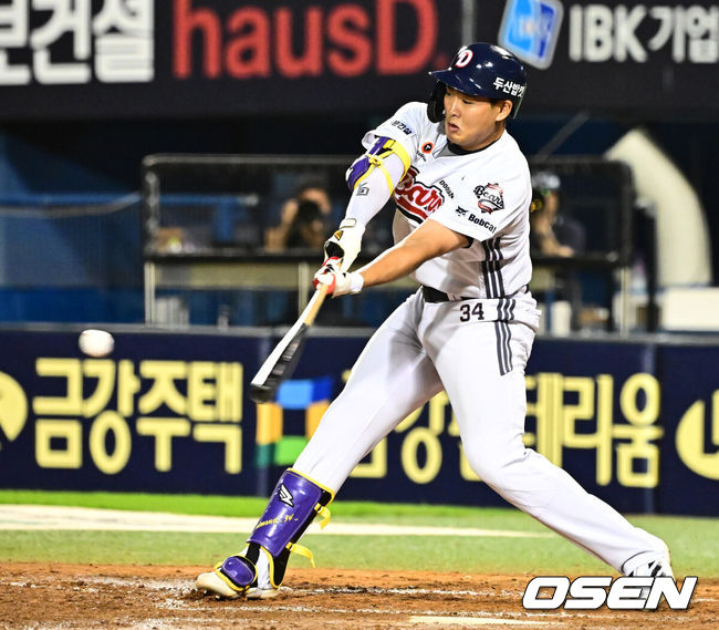 [OSEN=잠실, 지형준 기자] 두산이 극적으로 7연패를 끊어냈다.프로야구 두산 베어스는 18일 서울 잠실구장에서 열린 2025 신한 SOL뱅크 KBO리그 키움 히어로즈와의 시즌 마지막 맞대결(16차전)에서 3-2 끝내기 역전승을 거뒀다.9위 두산은 7연패 늪에서 탈출하며 시즌 57승 6무 72패를 기록했다. 올해 키움전을 10승 6패 우위로 마감했다. 반면 3연승이 좌절된 최하위 키움은 46승 4무 88패가 됐다.9회말 2사 1,2루에서 두산 홍성호가 끝내기 안타를 날리고 있다. 2025.09.18 /jpnews@osen.co.kr