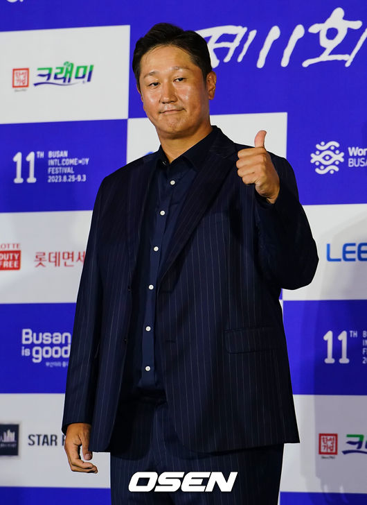 [OSEN=부산, 이석우 기자] 25일 부산 해운대구 우동 영화의 전당에서 제11회 박형준 조직위원장과 김준호 집행위원장(BICF) 개막식이 열렸다. 이대호가 블루카펫 행사에서 포즈를 취하고 있다. 2023.08.25 / foto0307@osen.co.kr