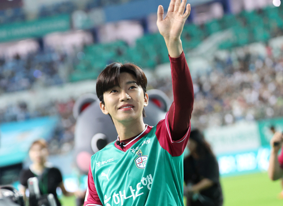 대전월드컵경기장에서 시축과 공연을 펼친 임영웅. 그를 보기 위해 2만여 팬이 몰렸다. 뉴스1