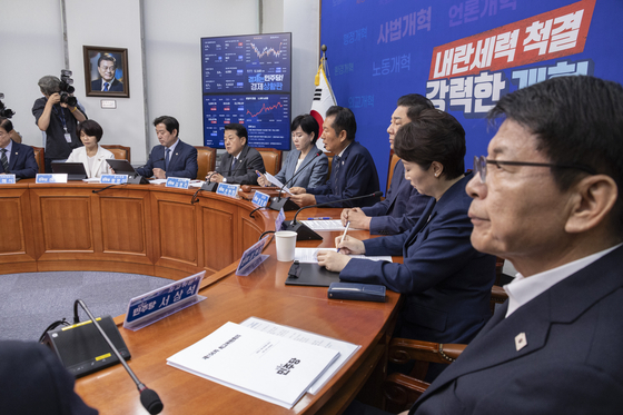  더불어민주당 정청래 대표가 8일 국회에서 열린 최고위원회에서 전날 열린 당정대 고위급 협의에서 결정에 따라 9월 국회에서 신속히 처리할 정부 조직법 신속 처리와 관련한 발언을 하고 있다. 연합뉴스