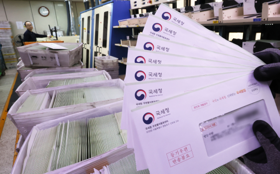 국세청이 종합부동산세 고지서 발송을 시작한 지난해 11월 26일 오후 서울 서초우체국에서 관계자가 종부세 고지서 분류 작업을 하고 있다. 연합뉴스