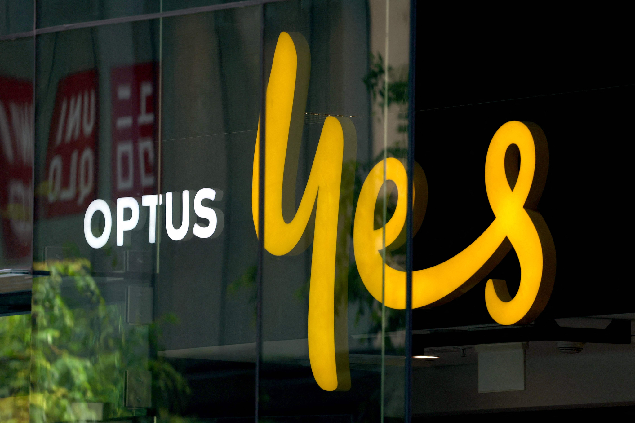 2023년 11월 9일(현지시간) 호주 시드니에 위치한 통신사 옵터스(Optus) 매장 창문에 조명 간판이 걸려 있다. AFP=연합뉴스