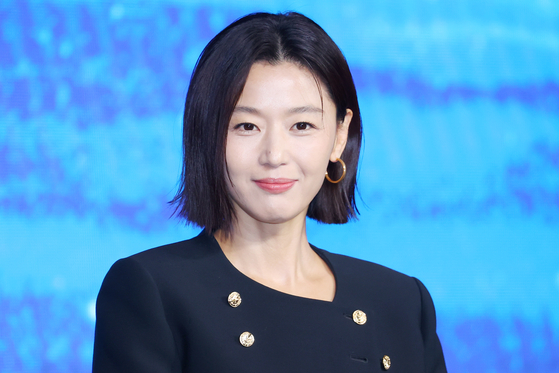 배우 전지현이 지난 2일 서울 종로구 포시즌스호텔에서 열린 디즈니+ 오리지널 시리즈 '북극성' 제작발표회에서 포즈를 취하고 있다. 연합뉴스