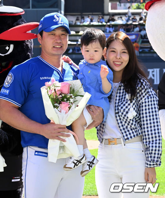 [OSEN=수원, 조은정 기자]21일 수원 KT위즈파크에서 ‘2025 신한 SOL Bank KBO리그’ KT 위즈와 삼성 라이온즈의 경기에 앞서 삼성 오승환의 은퇴 투어 행사가 진행됐다.삼성 오승환이 은퇴 기념 행사에서 가족과 기념 촬영을 하고 있다. 2025.09.21 /cej@osen.co.kr