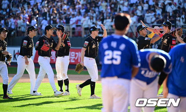 [OSEN=수원, 조은정 기자]KT가 구자욱이 무릎 부상으로 결장한 4위 삼성을 0.5경기 차이로 따라붙었다.프로야구 KT 위즈는 21일 수원KT위즈파크에서 열린 2025 신한 SOL뱅크 KBO리그 삼성 라이온즈와의 시즌 마지막 맞대결(16차전)에서 6-3으로승리했다.KT가 승리를 기뻐하고 있다. 2025.09.21 /cej@osen.co.kr