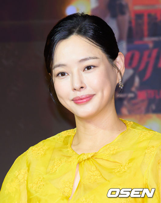 [OSEN=이대선 기자] 18일 서울 마포구 호텔 나루 서울 엠갤러리에서 넷플릭스 시리즈 '애마' 제작발표회가 열렸다.‘애마’는 1980년대 한국을 강타한 에로영화의 탄생 과정 속, 화려한 스포트라이트에 가려진 어두운 현실에 용감하게 맞짱 뜨는 톱스타 ‘희란’과 신인 배우 ‘주애’의 이야기를 그린 넷플릭스 시리즈이다.배우 이하늬가 포토타임을 가지고 있다. 2025.08.18 /sunday@osen.co.kr