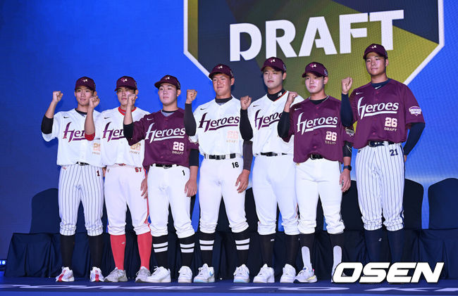[OSEN=이대선 기자] 17일 오후 7일 오후 서울 롯데호텔 월드에서 ‘2026 KBO 신인 드래프트’가 열렸다.이번 드래프트는 전면 드래프트 방식으로 총 11라운드에 걸쳐 진행된다. 대상자는 총 1천261명으로, 고등학교 졸업 예정자 930명, 대학교 졸업 예정자 216명, 얼리 드래프트 신청자 51명, 해외 아마추어·프로 출신 선수 19명이다. 이 중 최대 110명이 KBO 10개 구단의 부름을 받게 된다.키움에 지명된 신인 선수들이 기념촬영을 가지고 있다. 2025.09.17 /sunday@osen.co.kr