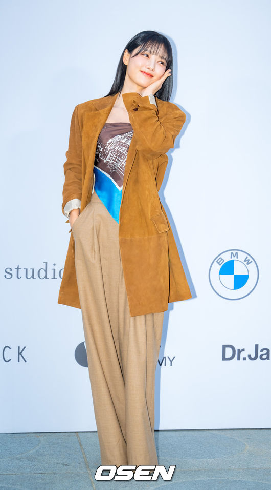 [OSEN=민경훈 기자] 22일 오후 서울 종로구 광화문 광장에서 미스지콜렉션 26 S/S 콜렉션 포토콜 행사가 열렸다.이날 이즈나 방지민&최정은&정세비, 제로베이스원 성한빈&김규빈과 더불어 배우 김유정, 나영희, 명세빈, 손여은, 안현모, 오연수, 오영주, 오윤아, 유진, 정유진, 차예련&주상욱, 최명길, 한지혜 등이 참석했다.배우 김유정이 포즈를 취하고 있다. 2025.09.22 /rumi@osen.co.kr