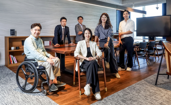 지난 11일 서울 강남구 한화생명 드림플러스 라운지에서 혁신 기업인 6인이 중앙일보와 인터뷰하고 있다. 왼쪽부터 시계 방향으로 최홍국 올곧 총괄대표, 백중진 탈렌트엘엔지 대표, 박희덕 트랜스링크인베스트먼트 대표, 김형우 트래블월렛 대표, 윤소연 아파트멘터리 공동대표, 이혜민 핀다 공동대표. 김성룡 기자