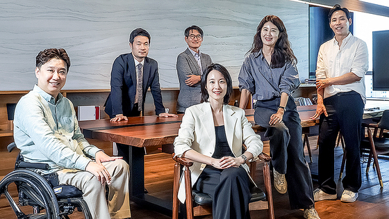  지난 11일 서울 강남구 한화생명 드림플러스 라운지에서 혁신 기업인 6인이 중앙일보와 인터뷰하고 있다. 왼쪽부터 시계 방향으로 최홍국 올곧 총괄대표, 백중진 탈렌트엘엔지 대표, 박희덕 트랜스링크인베스트먼트 대표, 김형우 트래블월렛 대표, 윤소연 아파트멘터리 공동대표, 이혜민 핀다 공동대표. 김성룡 기자