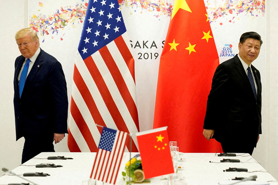 지난 2019년 6월 일본 오사카에서 열린 주요 20개국(G20) 정상회의 계기로 만난 도널드 트럼프 미국 대통령(왼쪽)과 시진핑 중국 국가주석. AP=연합뉴스