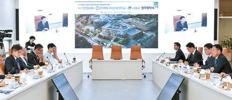 한전KDN이 한국에너지공과대학교(켄텍), 디지털ESG얼라이언스(i-DEA)와 함께 지난 17일 ‘탄소중립 및 글로벌 환경규제 대응 분야 사업 협력을 위한 업무협약’을 체결했다. [사진 한전KDN]