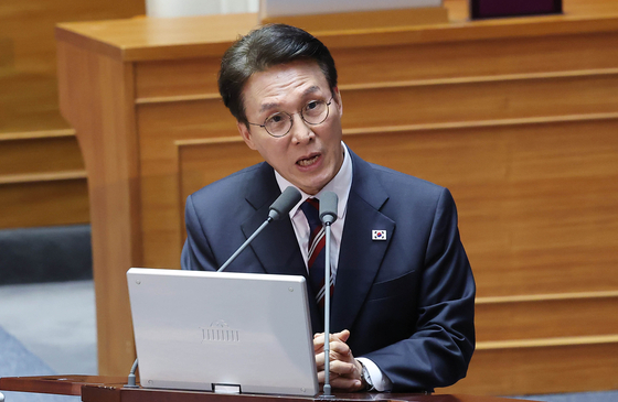 김민석 국무총리가 16일 국회 본회의장에서 열린 외교·통일·안보 분야 대정부질문에서 의원들의 질의에 답하고 있다. 임현동 기자. 