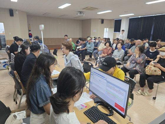 2차 소비쿠폰을 지급 받으려는 시민들이 22일 오전 부산 해운대구 반여1동 행정복지센터에 몰려 북적이고 있다. 사진 이은지 기자 