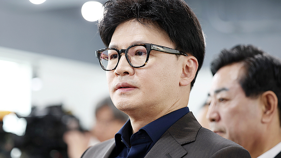 한동훈 국민의힘 전 대표가 제21대 대통령 선거 사전투표 첫날인 29일 광주 동구 창업지원센터에 위치한 서남동 사전투표소에서 투표 순서를 기다리고 있다. 뉴스1