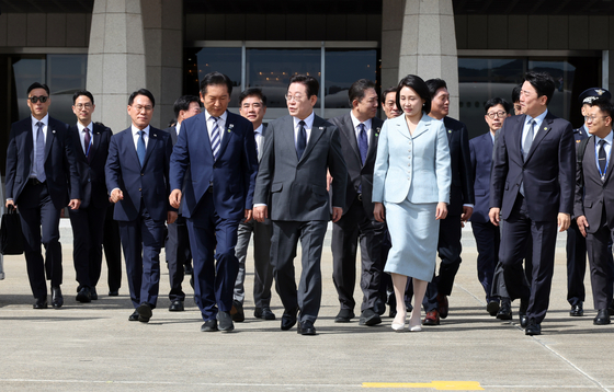유엔총회 참석차 출국하는 이재명 대통령과 김혜경 여사가 22일 성남 서울공항에서 공군 1호기로 향하며 더불어민주당 정청래 대표, 강훈식 비서실장과 대화하고 있다. 연합뉴스