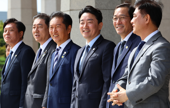 더불어민주당 조승래 사무총장(왼쪽부터), 김병기 원내대표, 정청래 대표, 강훈식 비서실장, 우상호 정무수석, 김병욱 정무비서관이 22일 성남 서울공항에서 유엔총회 참석차 출국하는 이재명 대통령과 김혜경 여사가 탑승한 공군 1호기의 이륙을 기다리며 이야기를 나누고 있다. 연합뉴스