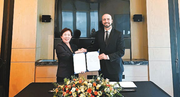 민병주 KIAT 원장(왼쪽)과 안드레 소아레스 IDB 총재실장이 업무협약 갱신 서명식을 하고 있다. [사진 한국산업기술진흥원]