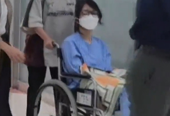 김건희 여사가 최근 서울 동작구의 한 대형 병원에서 외래 진료를 받기 위해 이동하고 있다. 구속 이후 처음 포착된 모습이다. MBN캡쳐