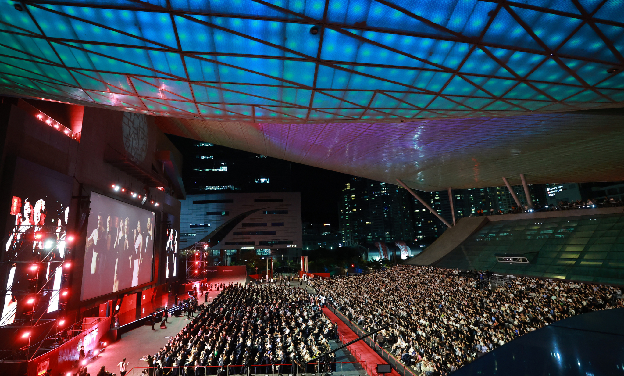 지난 17일 오후 부산 해운대구 영화의전당에서 ‘제30회 부산국제영화제’(BIFF) 개막식이 열리고 있다. 뉴스1