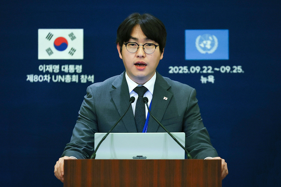 하정우 대통령실 AI미래기획수석이 22일(현지시간) 미국 뉴욕의 한 호텔에 마련된 한국프레스센터에서 이재명 대통령의 세계경제포럼 의장 접견 관련 브리핑을 하고 있다. 김현동 기자
