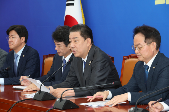 더불어민주당 김병기 원내대표가 21일 서울 여의도 국회에서 취임 100일 기자간담회를 하고 있다. 연합뉴스 