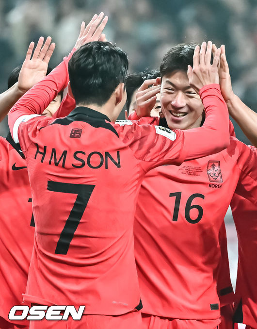[OSEN=서울월드컵경기장, 박준형 기자] '닥공 축구'가 통했다. 한국이 싱가포르의 두 줄 수비를 깨부수고 6만여 홈팬들 앞에서 골 폭죽을 터트렸다.위르겐 클린스만 감독이 이끄는 한국 축구대표팀은 16일 오후 8시 서울월드컵경기장에서 열린 2026 국제축구연맹(FIFA) 북중미 월드컵 아시아지역 2차 예선 1차전에서싱가포르를 5-0으로 대파했다.후반 페널티킥 성공시킨 황의조가 손흥민과 하이파이브를 하고 있다.  2023.11.16 / soul1014@osen.co.kr