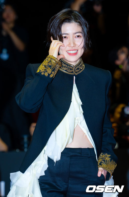 [OSEN=부산, 민경훈 기자] 제30회 부산국제영화제(BIFF) 레드카펫 행사가 17일 오후 부산 해운대구 영화의 전당에서 열렸다.올해 개막작은 박찬욱 감독의 ‘어쩔수가없다’이며, 주연배우 이병헌은 개막식 사회까지 본다. 폐막작으로는 경쟁 부문 대상 수상작을 상영한다. 올해 30주년을 맞이한 부산국제영화제는 오는 26일까지 총 64개국 328편의 작품을 만날수 있다.배우 심은경이 레드카펫을 밟으며 포즈를 취하고 있다. 2025.09.17 / rumi@osen.co.kr
