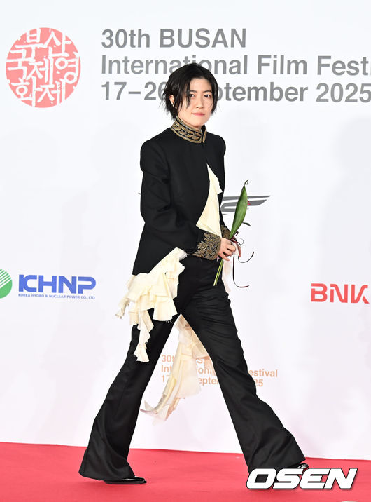 [OSEN=부산, 이석우 기자] 17일 부산 해운대구 센텀시티 영화의 전당에서 배우 이병헌의 사회로 제30회 부산국제영화제 개막식이 열렸다.BIFF는 그간 비경쟁영화제였지만 30주년을 맞이한 올해 본격적인 경쟁부문을 신설했다. ‘아시아의 시선으로 아시아를 바라본다’는 관점에서 시작한 제1회 ‘부산 어워드’는 아시아 주요 작품 14편을 초청해 대상, 감독상, 심사위원 특별상, 배우상, 예술공헌상 등 5개 부문에서 시상한다.심은경이 개막식 포토월에서 포즈를 취하고 있다. 2025.09.17 / foto0307@osen.co.kr