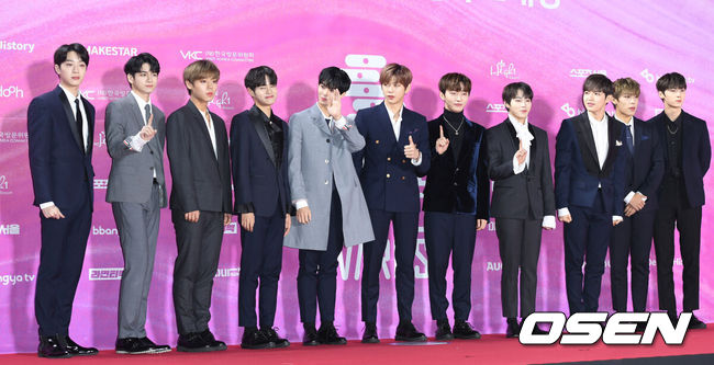 [OSEN=이대선 기자] 15일 오후 서울 고척스카이돔에서 ‘제 28회 하이원 서울가요대상’ 레드카펫 행사가 열렸다.그룹 워너원이 레드카펫을 밟고 있다./sunday@osen.co.kr