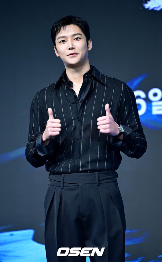 [OSEN=최규한 기자] 23일 오전 서울 논현동 엘리에나 호텔에서 디즈니+ 오리지널 시리즈 '탁류' 제작발표회가 열렸다.‘탁류’는 조선의 모든 돈과 물자가 모여드는 경강을 둘러싸고 혼탁한 세상을 뒤집고 사람답게 살기 위해 각기 다른 꿈을 꿨던 이들의 운명 개척 액션 드라마다.배우 로운이 포토타임을 하고 있다. 2025.09.23 / dreamer@osen.co.kr