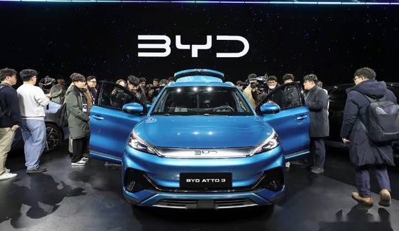 지난 1월 인천에서 열린 '비야디(BYD) 승용 브랜드 론칭 미디어 쇼케이스'에서 취재진들이 'ATTO 3' 모델을 살펴보고 있다. 사진 비야디